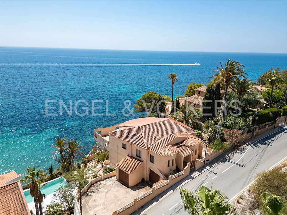 Vista exterior de Casa o xalet en venda en El Campello amb Jardí privat, Terrassa i Piscina