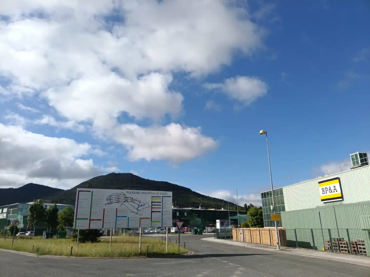 Vista exterior de Nau industrial en venda en Valle de Egüés / Eguesibar