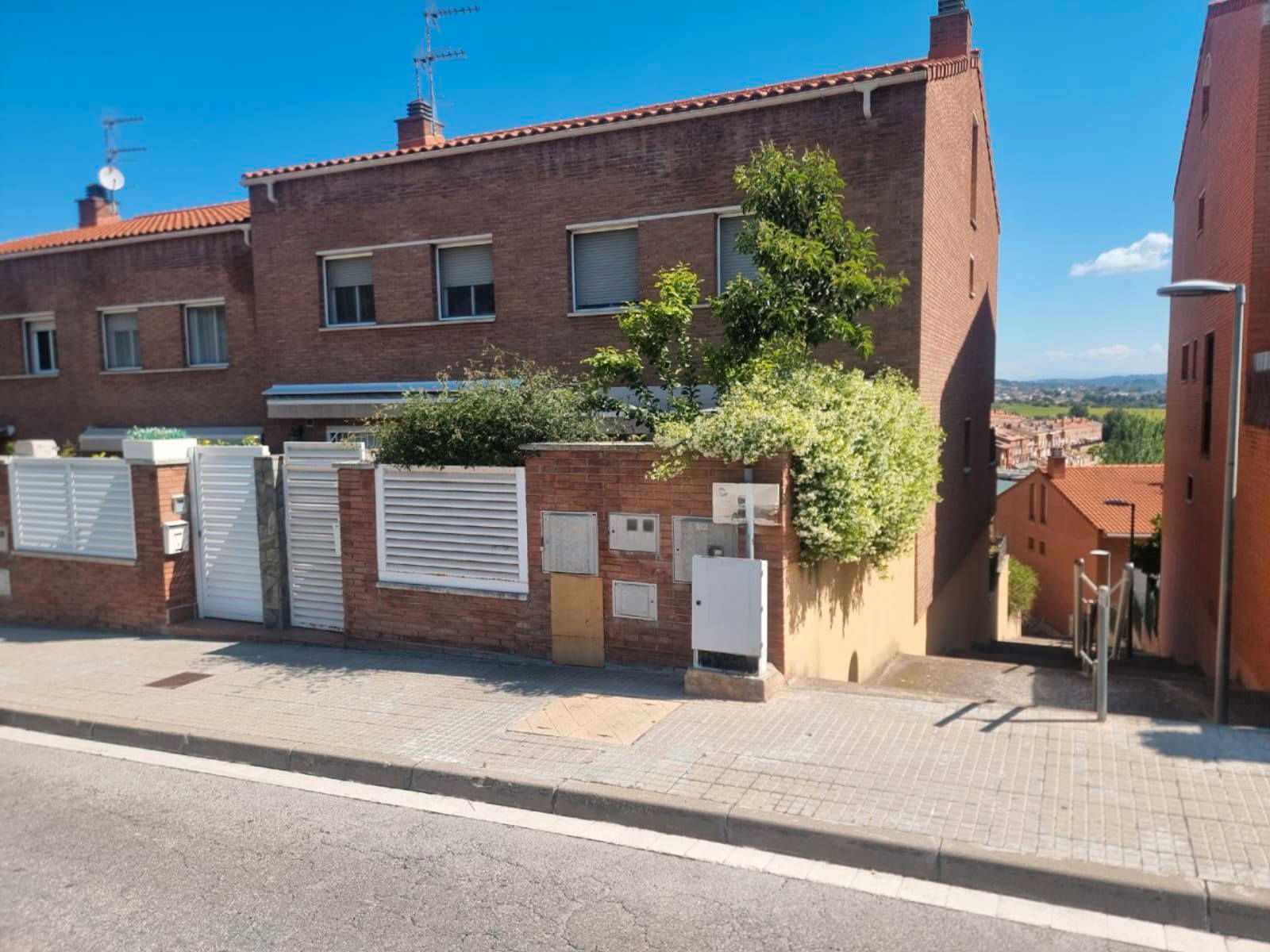 Vista exterior de Casa adosada en venda en Castellbisbal amb Aire condicionat, Calefacció i Jardí privat