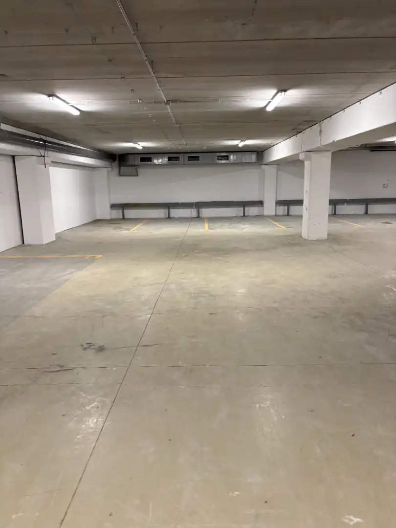 Parkplatz von Fabrikhallen zur Miete in Badalona mit Alarm