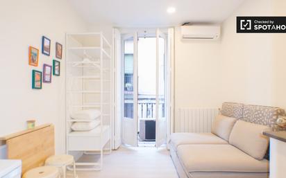 Bedroom of Flat to rent in  Madrid Capital  with Air Conditioner, Heating and Balcony