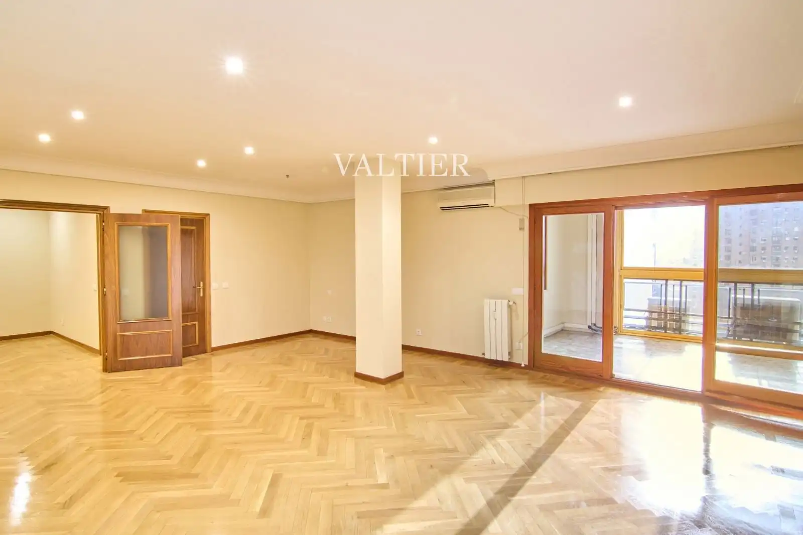 Living room of Flat for rent in Madrid  with Air Conditioner, Terrace and Swimming Pool