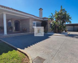 Vista exterior de Casa o xalet en venda en Chiclana de la Frontera amb Aire condicionat, Calefacció i Jardí privat