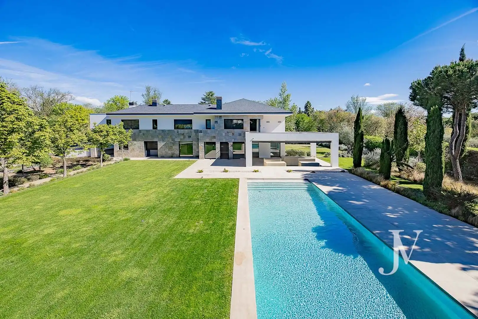 Vista exterior de Casa o xalet en venda en Pozuelo de Alarcón amb Aire condicionat, Calefacció i Jardí privat