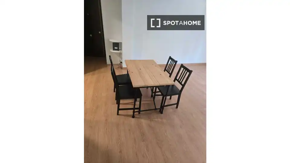 Comedor de Piso para compartir en Madrid con Aire acondicionado, Calefacción y Amueblado