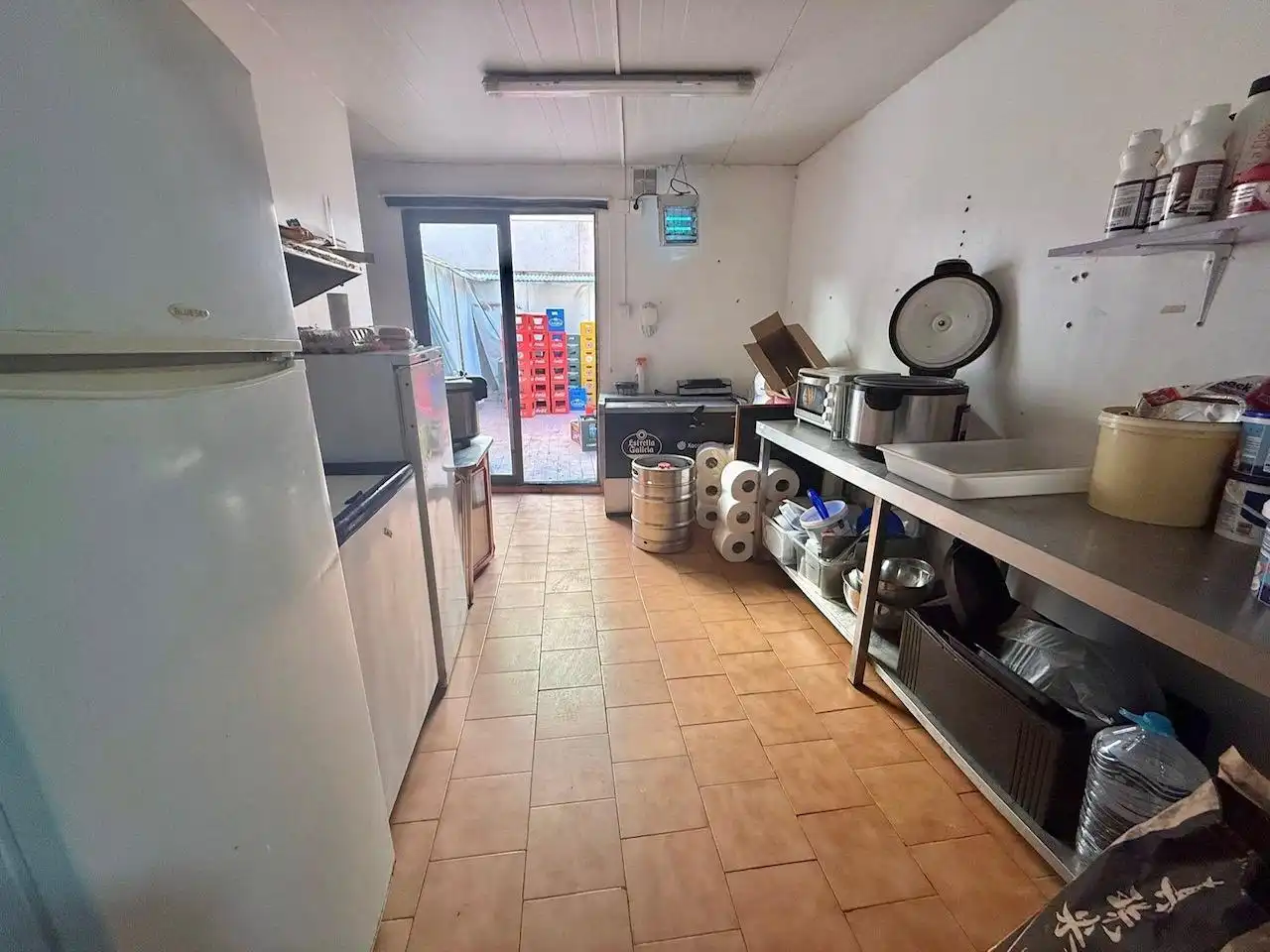 Cuina de Local en traspas en Orihuela amb Aire condicionat i Moblat