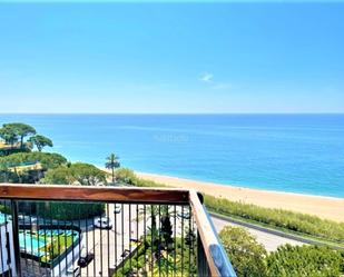 Vista exterior de Àtic en venda en Sant Pol de Mar amb Terrassa, Traster i Piscina comunitària