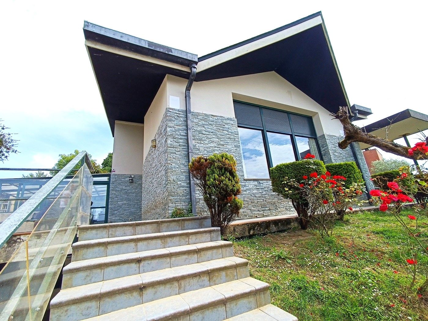 Vista exterior de Casa o xalet en venda en Berango amb Calefacció, Jardí privat i Terrassa