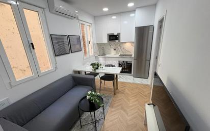 Sala d'estar de Pis en venda en  Madrid Capital amb Aire condicionat, Parquet i Moblat