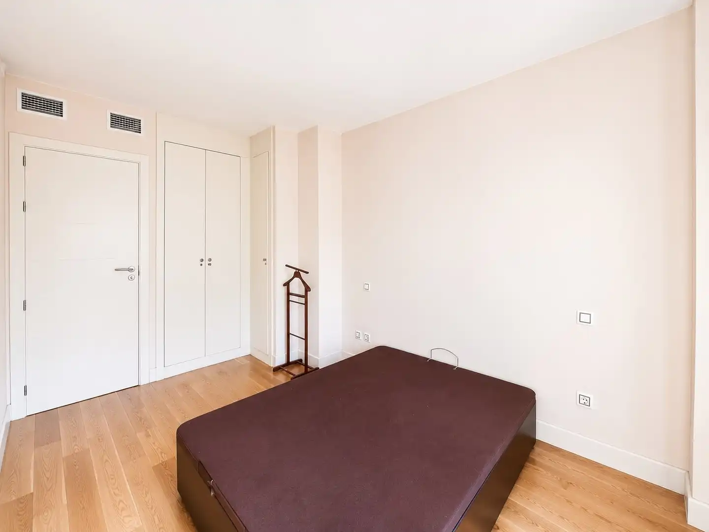 Bedroom of Flat for sale in Madrid  with Air Conditioner, Private garden and Storage room