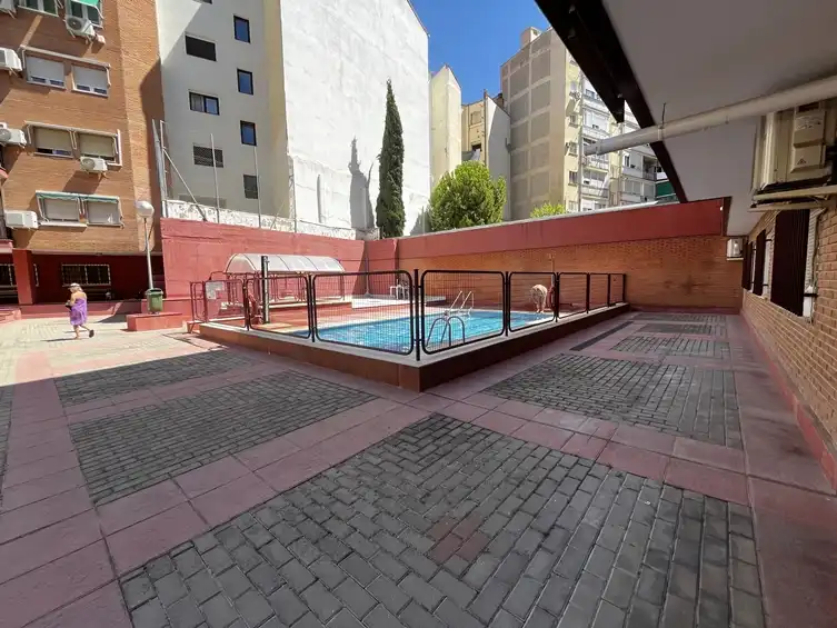 Piscina de Piso de alquiler en Madrid con Aire acondicionado, Calefacción y Parquet