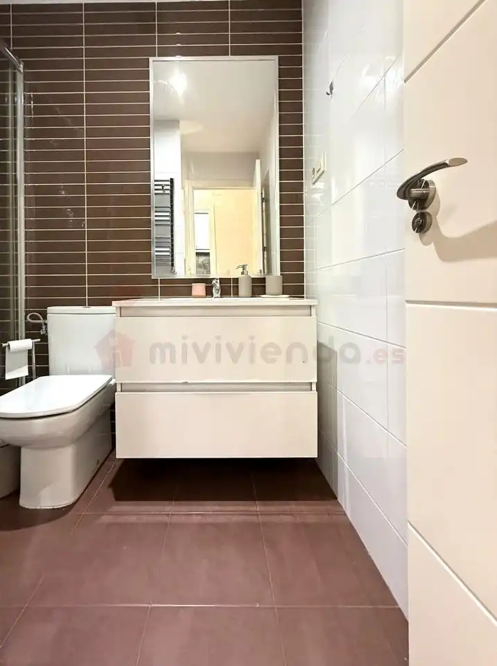 Bany de Apartament de lloguer en Madrid amb Aire condicionat, Calefacció i Moblat