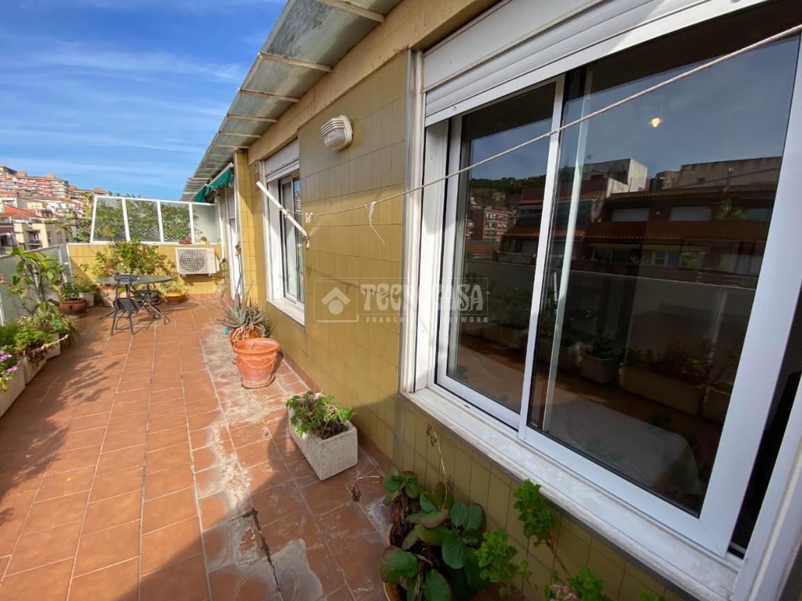 Exterior view of Attic for sale in  Barcelona Capital  with Terrace and Alarm
