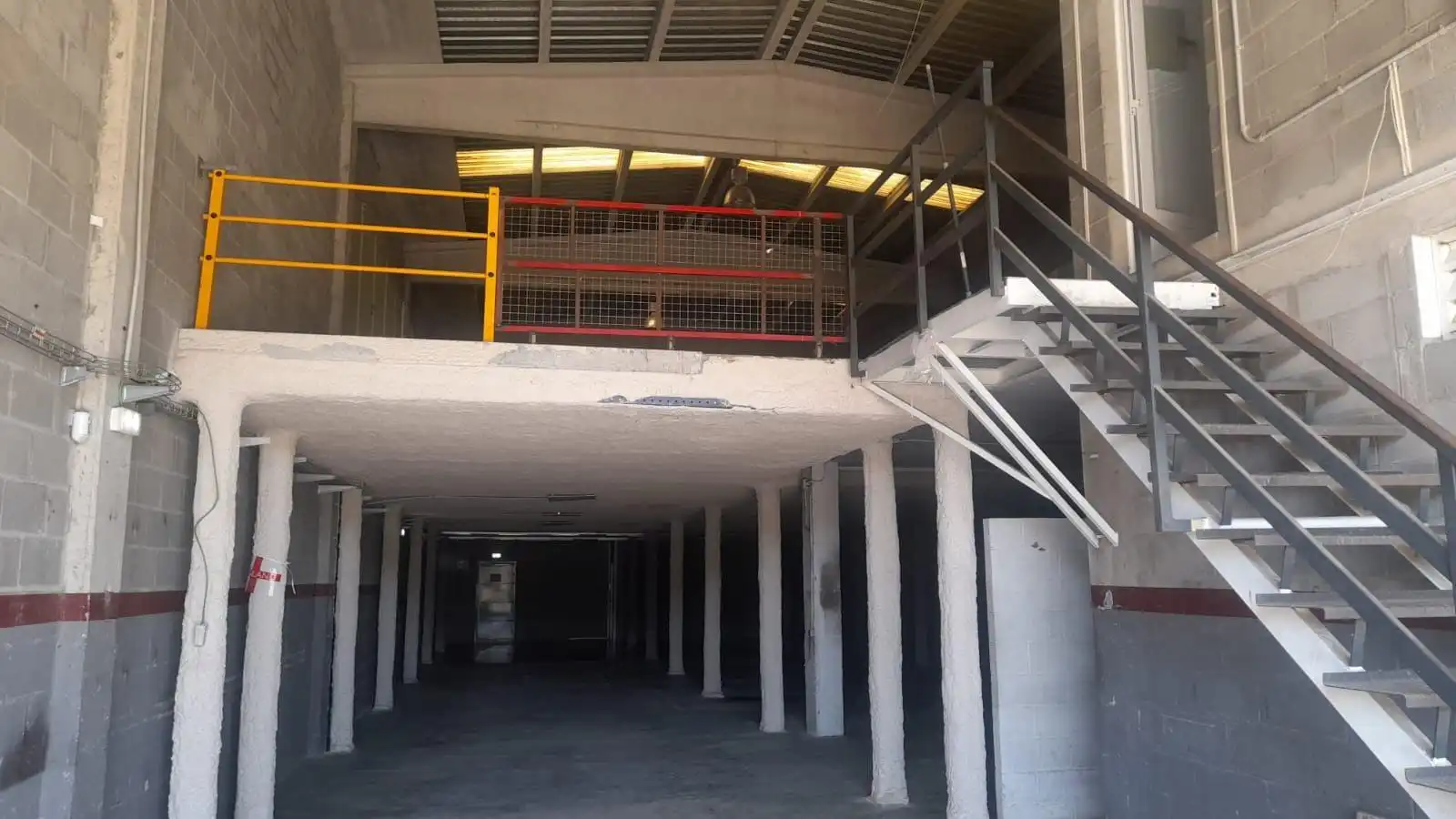 Parkplatz von Fabrikhallen zur Miete in Cubelles