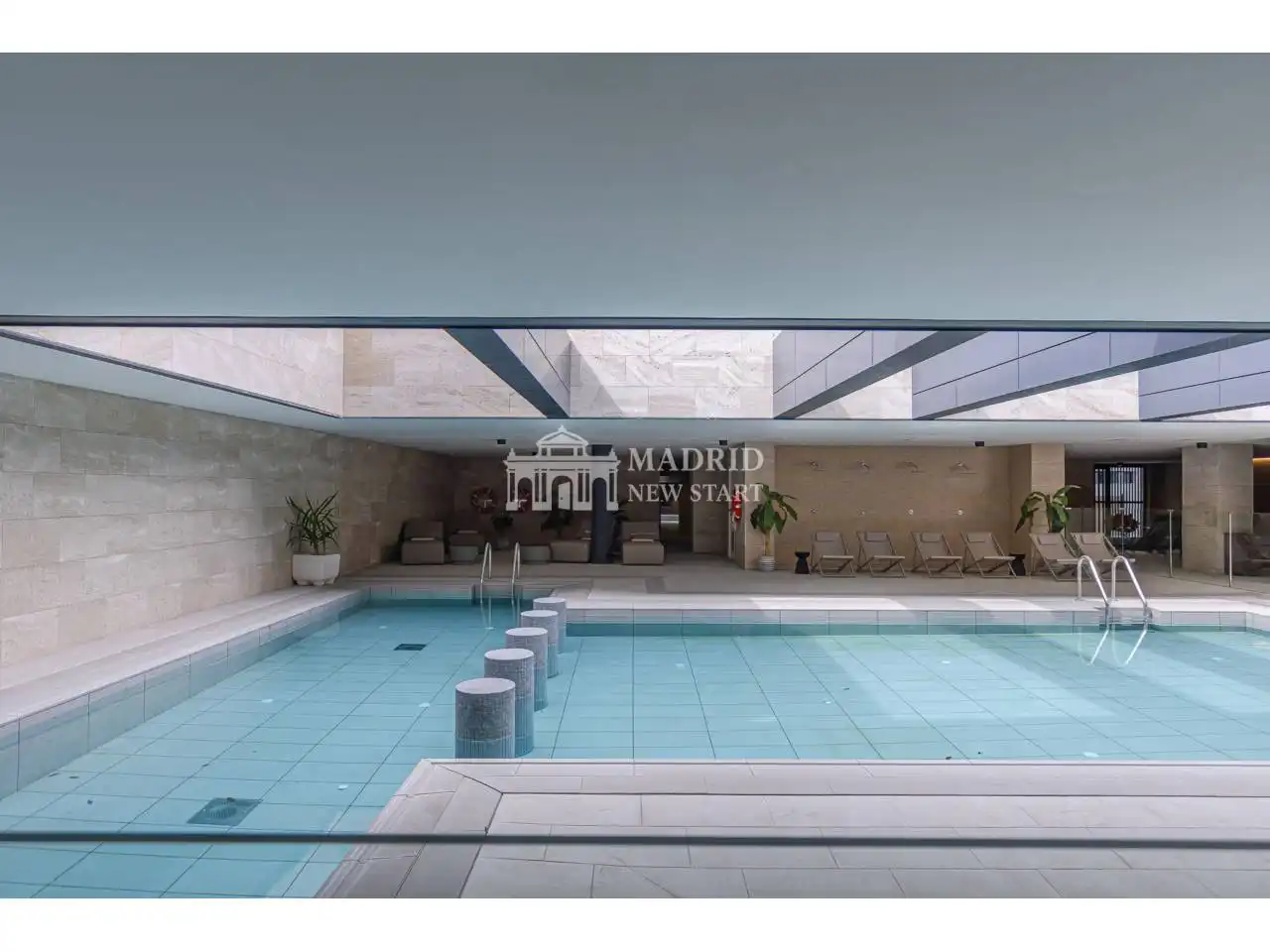 Piscina de Pis de lloguer en Madrid amb Aire condicionat, Calefacció i Traster