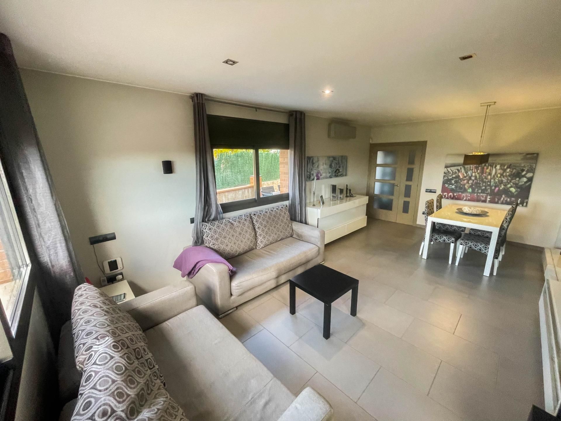 Sala d'estar de Casa o xalet en venda en Abrera amb Aire condicionat, Jardí privat i Terrassa