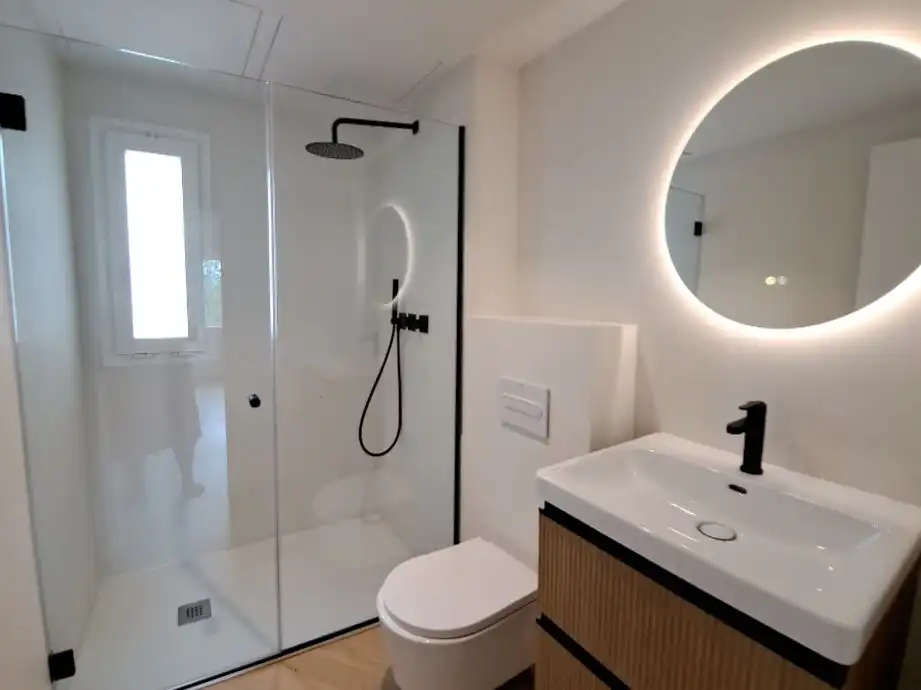 Bathroom of Houses for sale in Banyoles  with Air Conditioner, Terrace and Swimming Pool