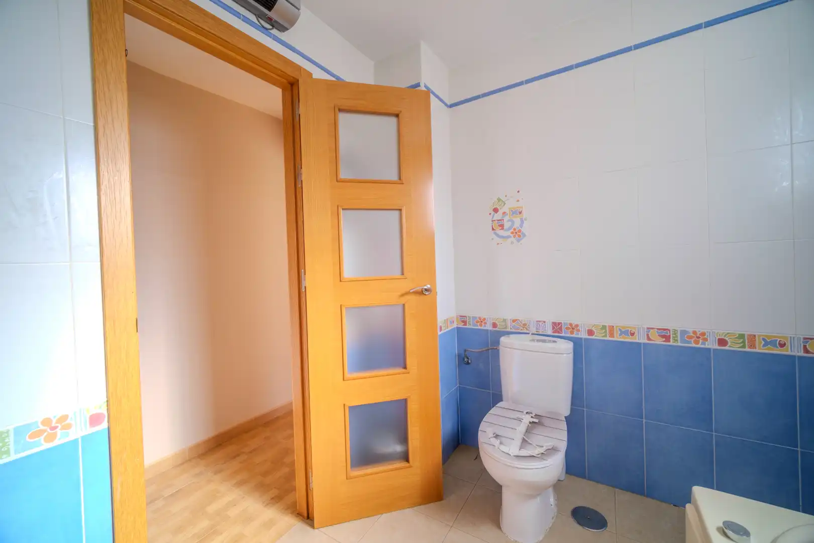 Bany de Casa o xalet en venda en Montequinto amb Jardí privat, Terrassa i Moblat