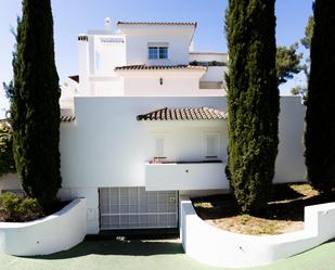 Vista exterior de Pis en venda en Marbella amb Aire condicionat, Terrassa i Piscina comunitària