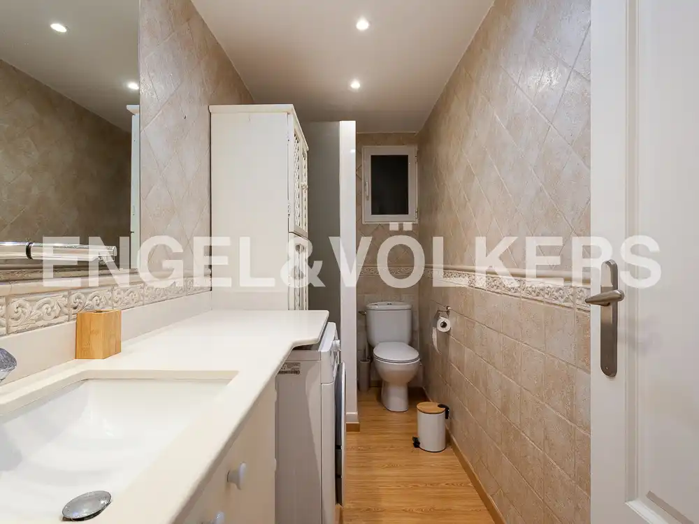 Bathroom of Attic for rent in Valencia  with Air Conditioner, Heating and Parquet flooring