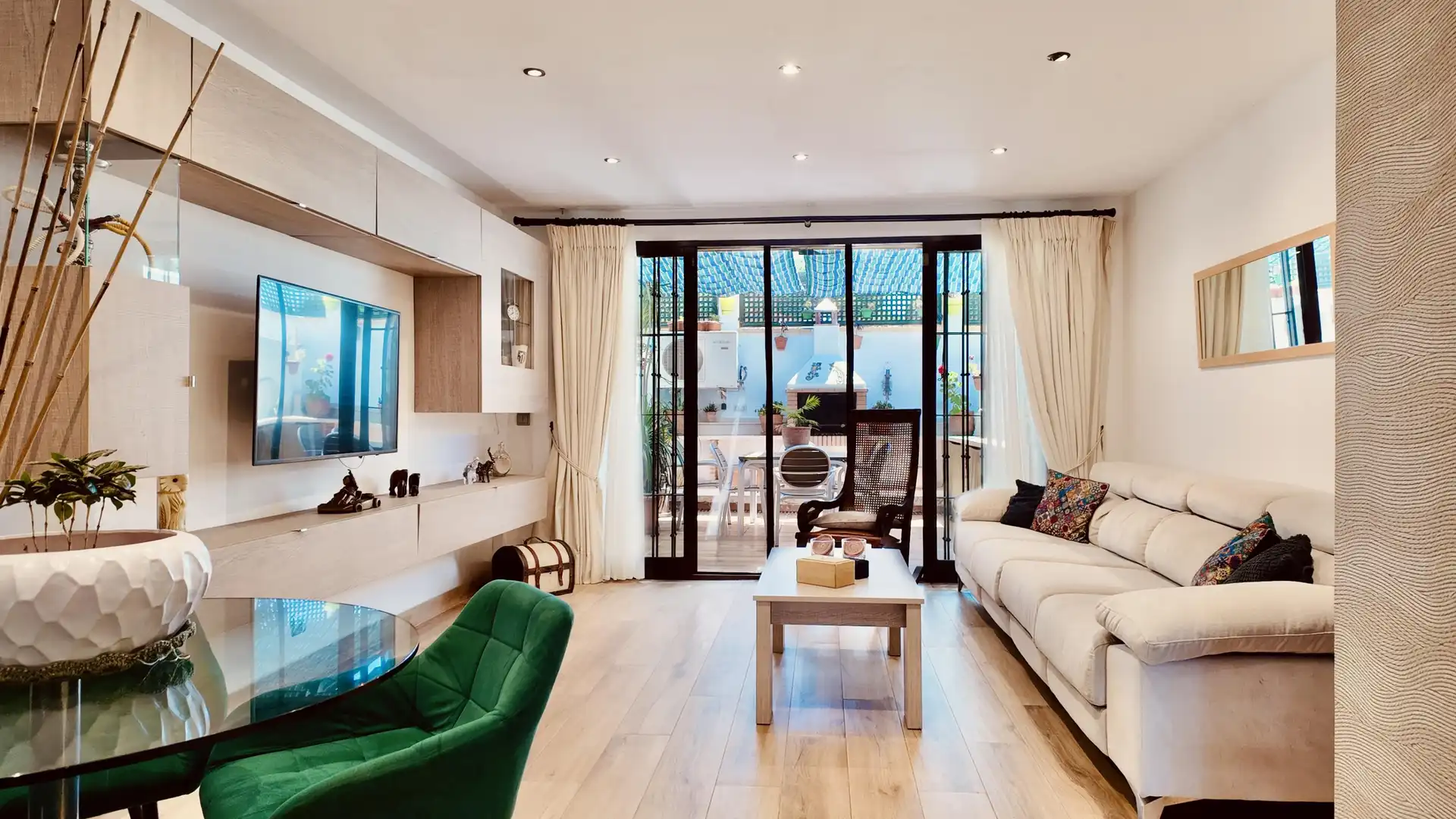 Sala de estar de Casa adosada en venta en Marbella con Jardín privado, Alarma y Piscina comunitaria