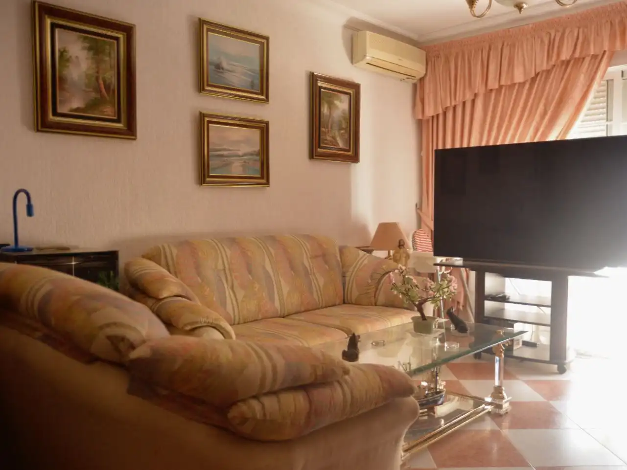 Wohnzimmer von Wohnung zur Miete in  Huelva Capital mit Klimaanlage und Balkon