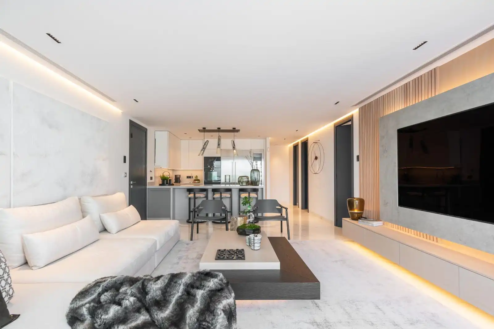Living room of Flat for sale in Marbella  with Air Conditioner, Terrace and Oven