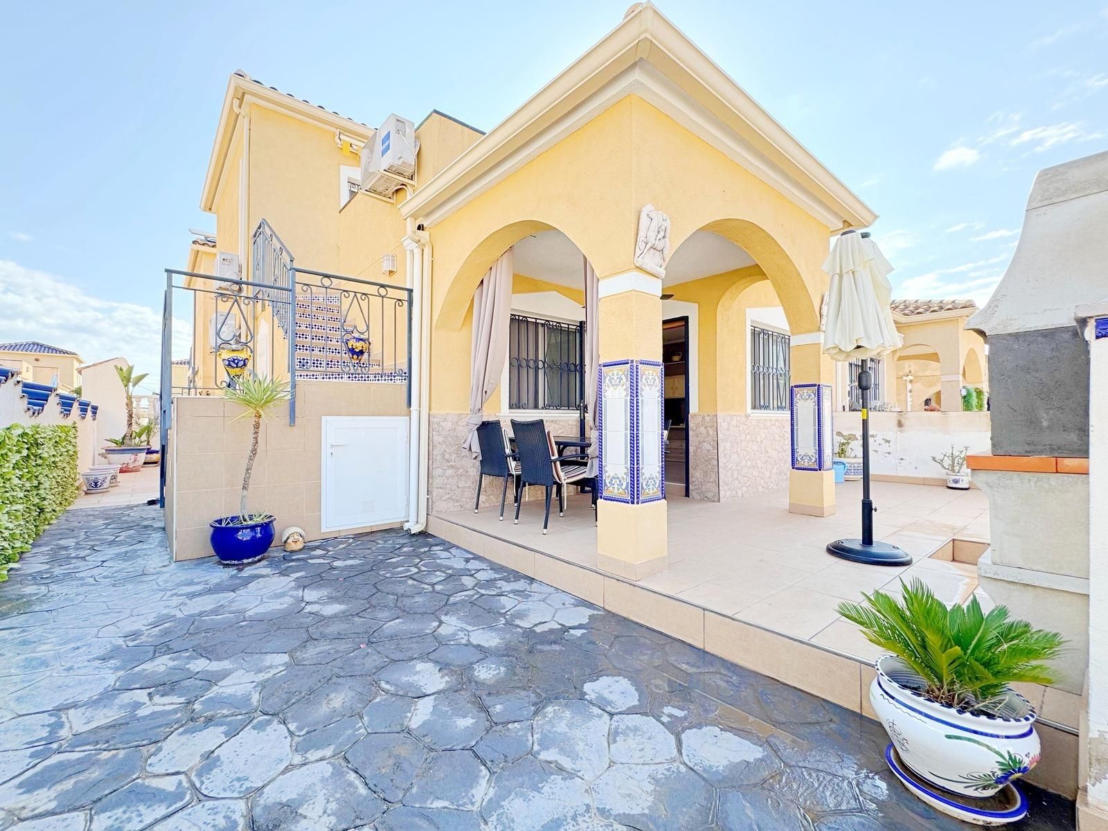 Vista exterior de Casa o chalet en venta en Orihuela con Aire acondicionado, Terraza y Trastero