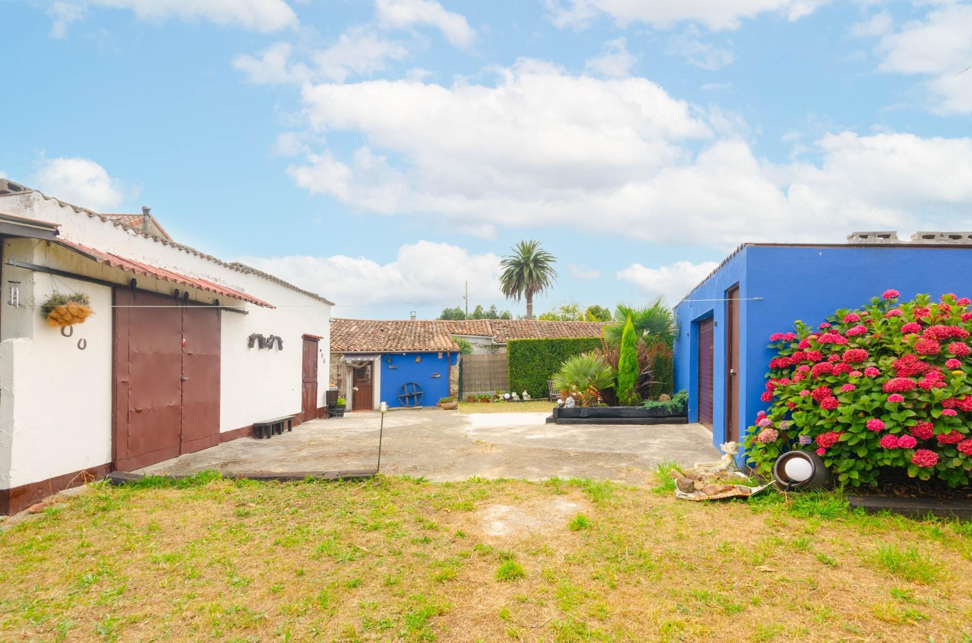 Vista exterior de Casa o xalet en venda en Soto del Barco amb Calefacció, Jardí privat i Terrassa