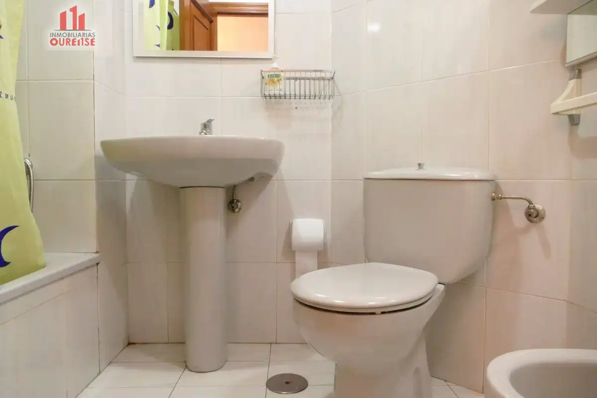 Baño de Piso de alquiler en Ourense Capital  con Calefacción, Amueblado y Balcón