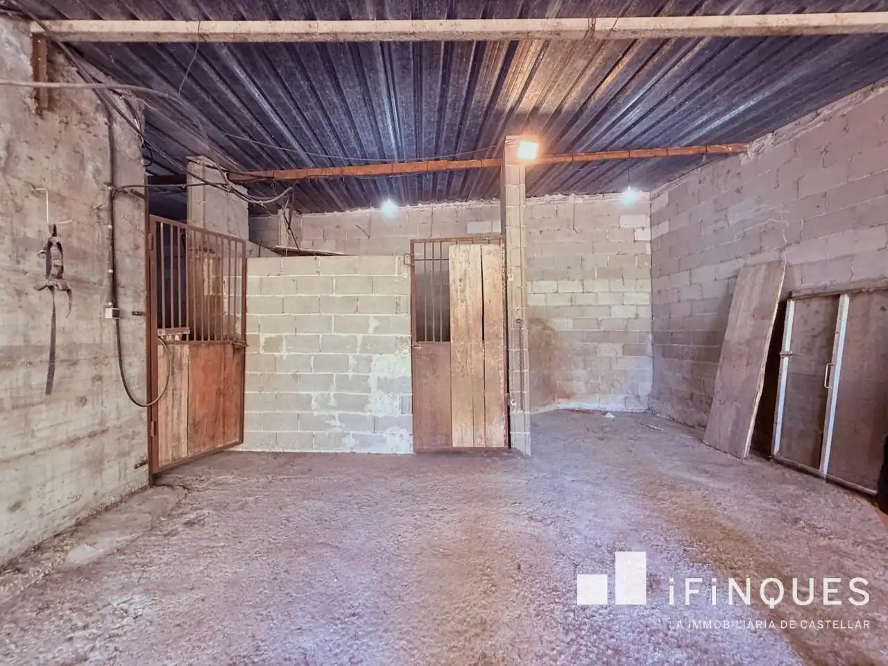 Vista exterior de Finca rústica en venda en Castellar del Vallès amb Aire condicionat, Jardí privat i Terrassa