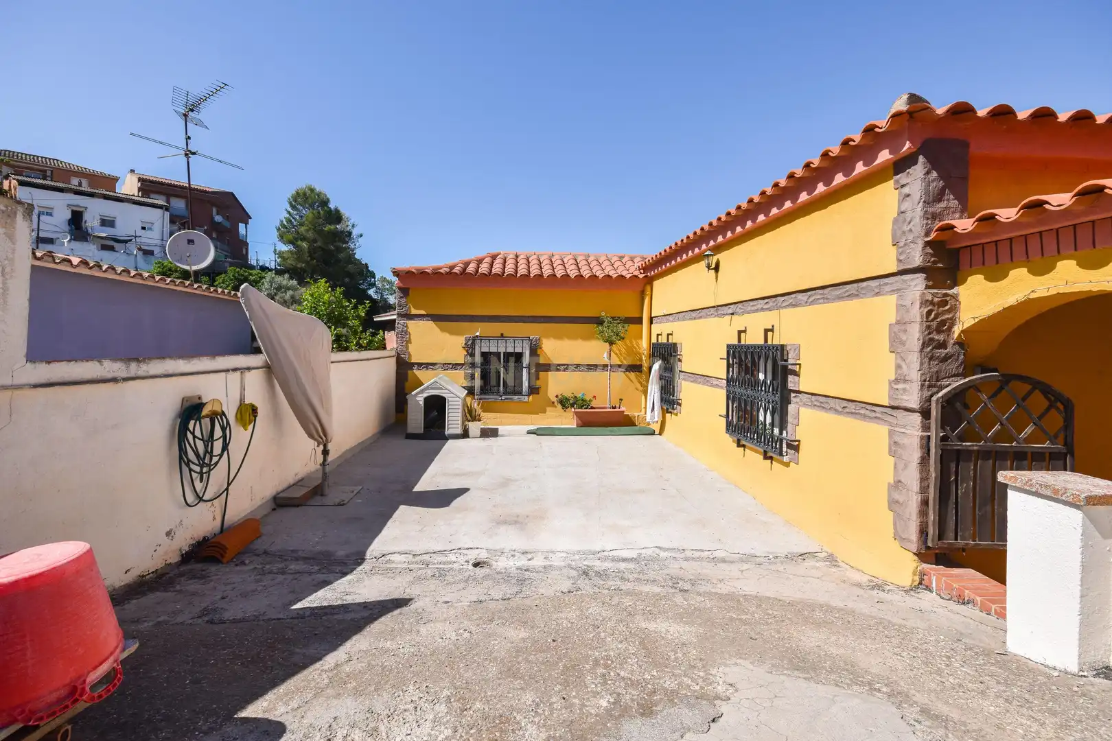 Exterior view of Houses for sale in Sant Vicenç Dels Horts  with Air Conditioner, Private garden and Storage room