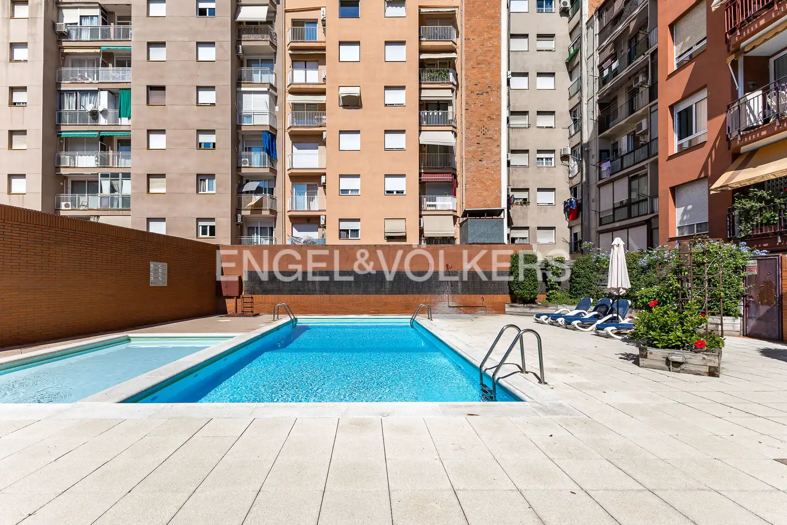 Swimming pool of Attic for sale in Barcelona  with Air Conditioner, Heating and Private garden