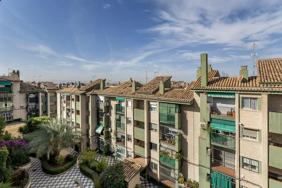 Vista exterior de Piso en venta en Granada con Aire acondicionado, Calefacción y Balcón