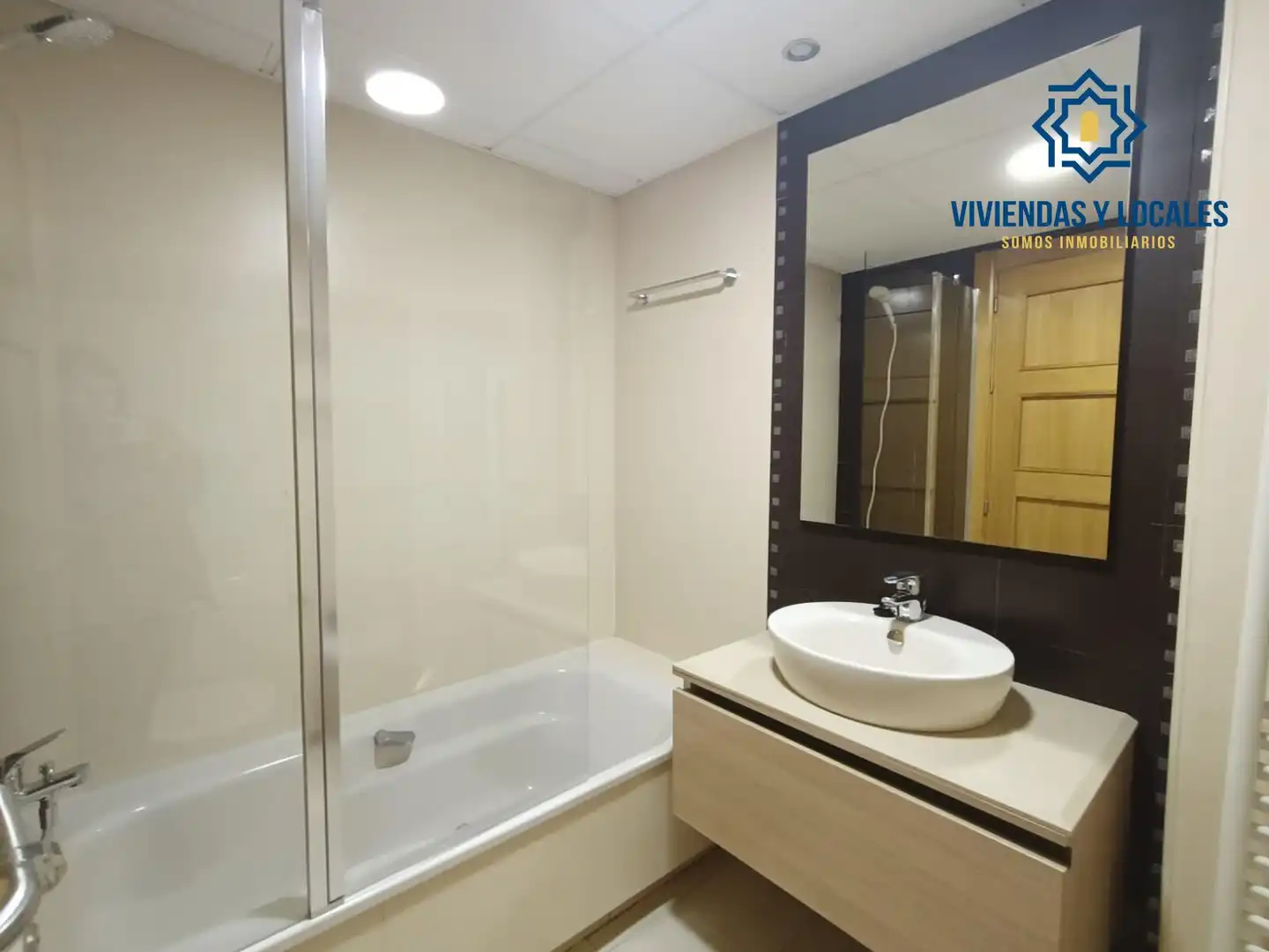 Bathroom of Flat for rent in Granada  with Air Conditioner, Heating and Furnished
