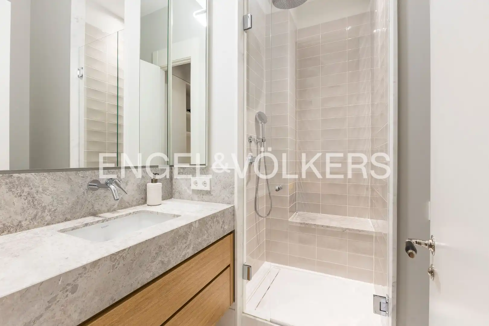Bathroom of Flat for sale in Madrid  with Air Conditioner, Heating and Storage room