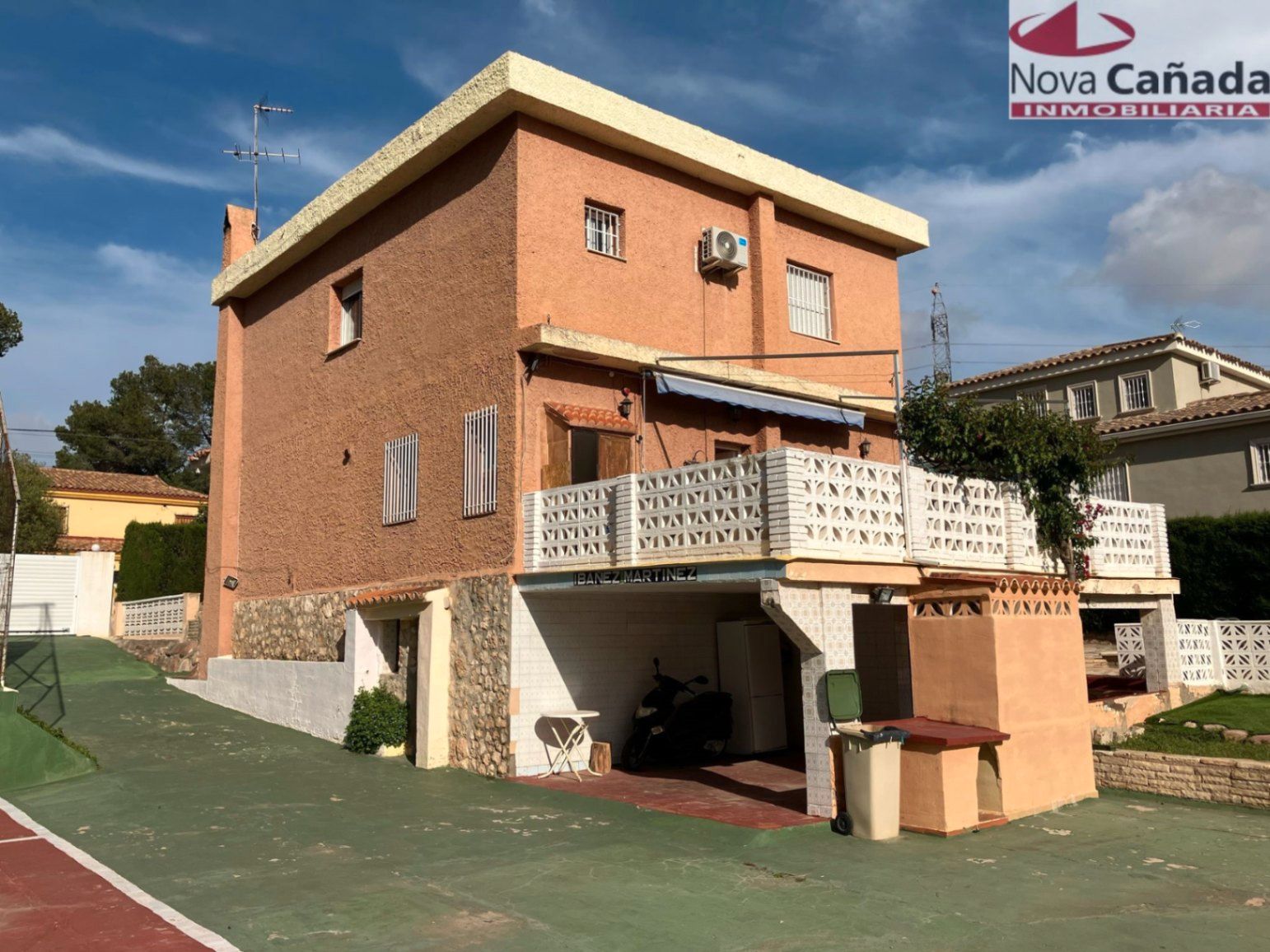 Exterior view of House or chalet for sale in Paterna  with Terrace, Storage room and Swimming Pool