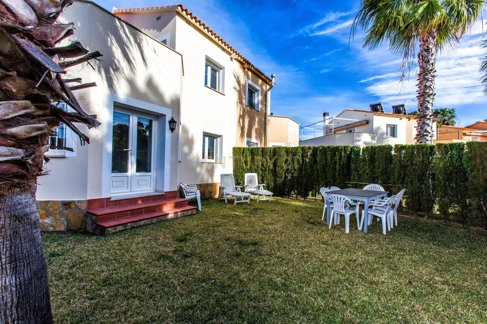 Garten von Einfamilien-Reihenhaus zum Verkauf in Oliva mit Klimaanlage, Privatgarten und Ofen
