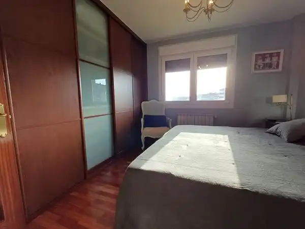 Dormitori de Casa o xalet en venda en Vigo  amb Calefacció, Jardí privat i Parquet