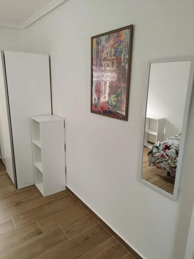 Room in Calle de las Milicias, 4, Santo Tomás
