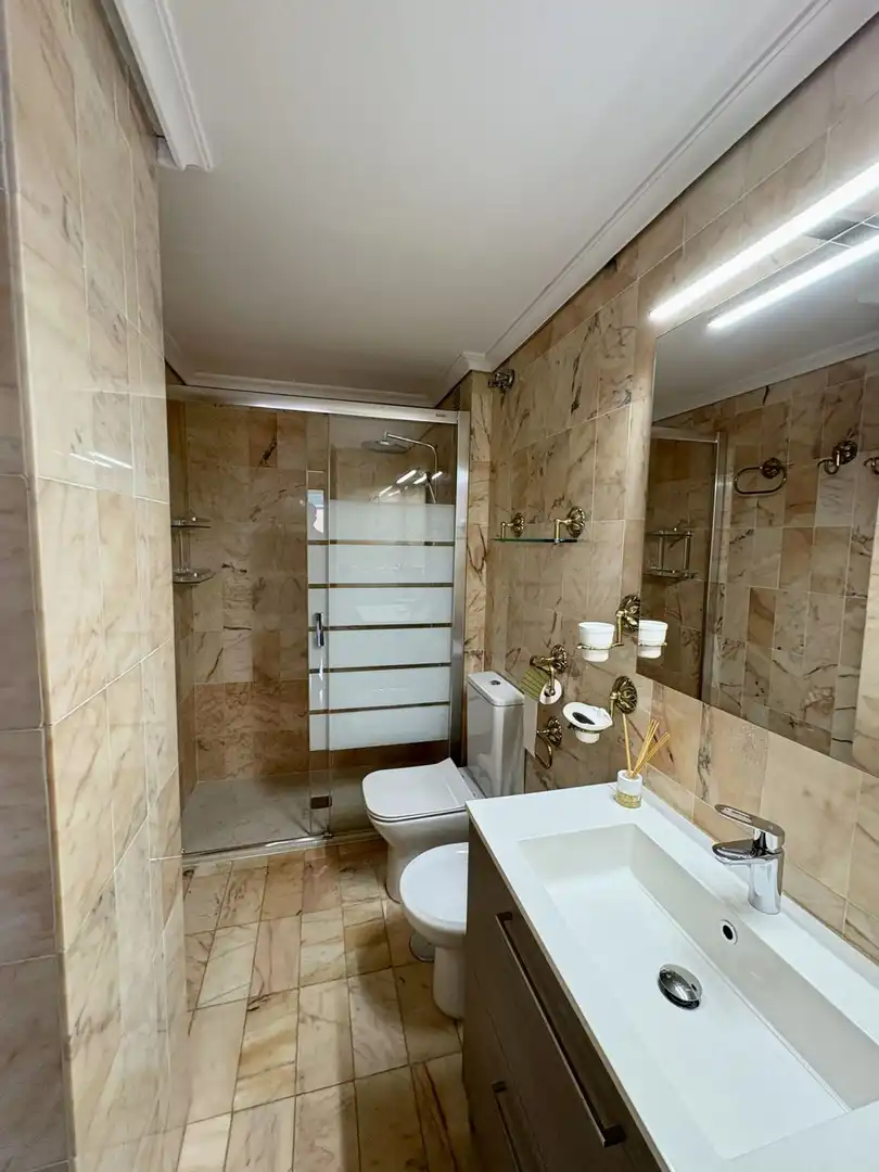 Bathroom of Flat for sale in Sevilla  with Air Conditioner, Heating and Terrace