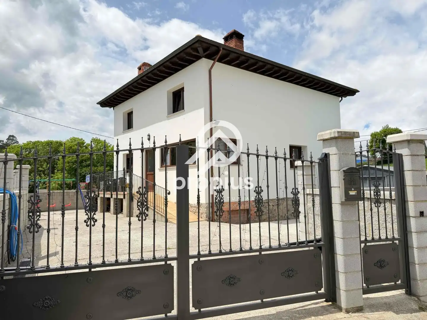 Vista exterior de Casa o xalet en venda en Sariego amb Calefacció, Parquet i Traster