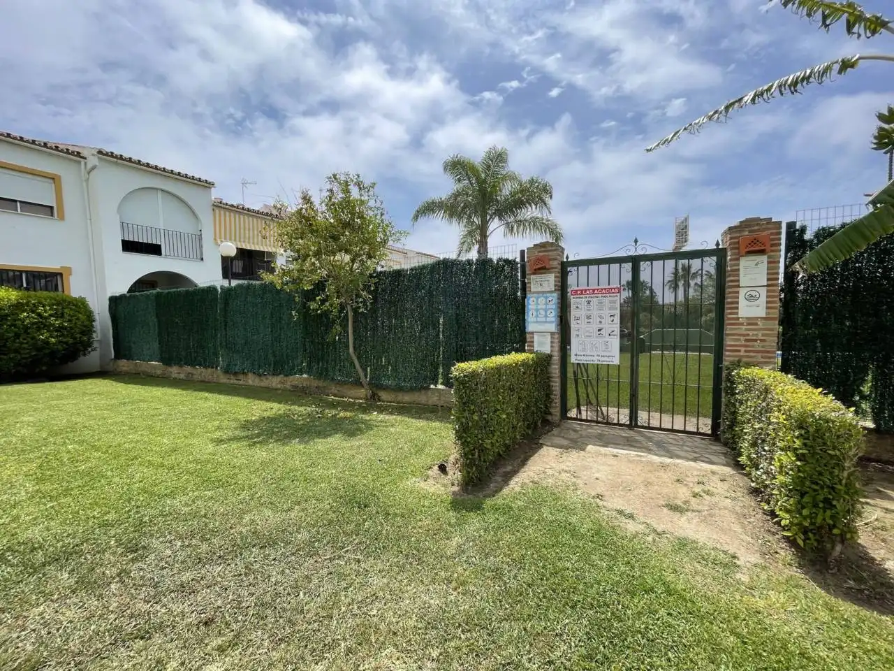 Vista exterior de Pis en venda en Estepona amb Terrassa i Piscina comunitària