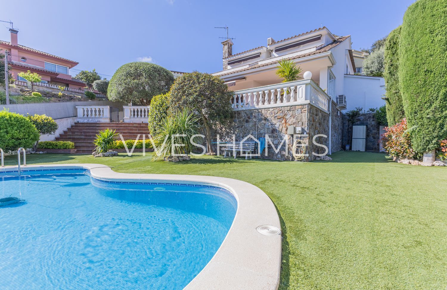Vista exterior de Casa o xalet en venda en Cabrils amb Aire condicionat, Calefacció i Jardí privat