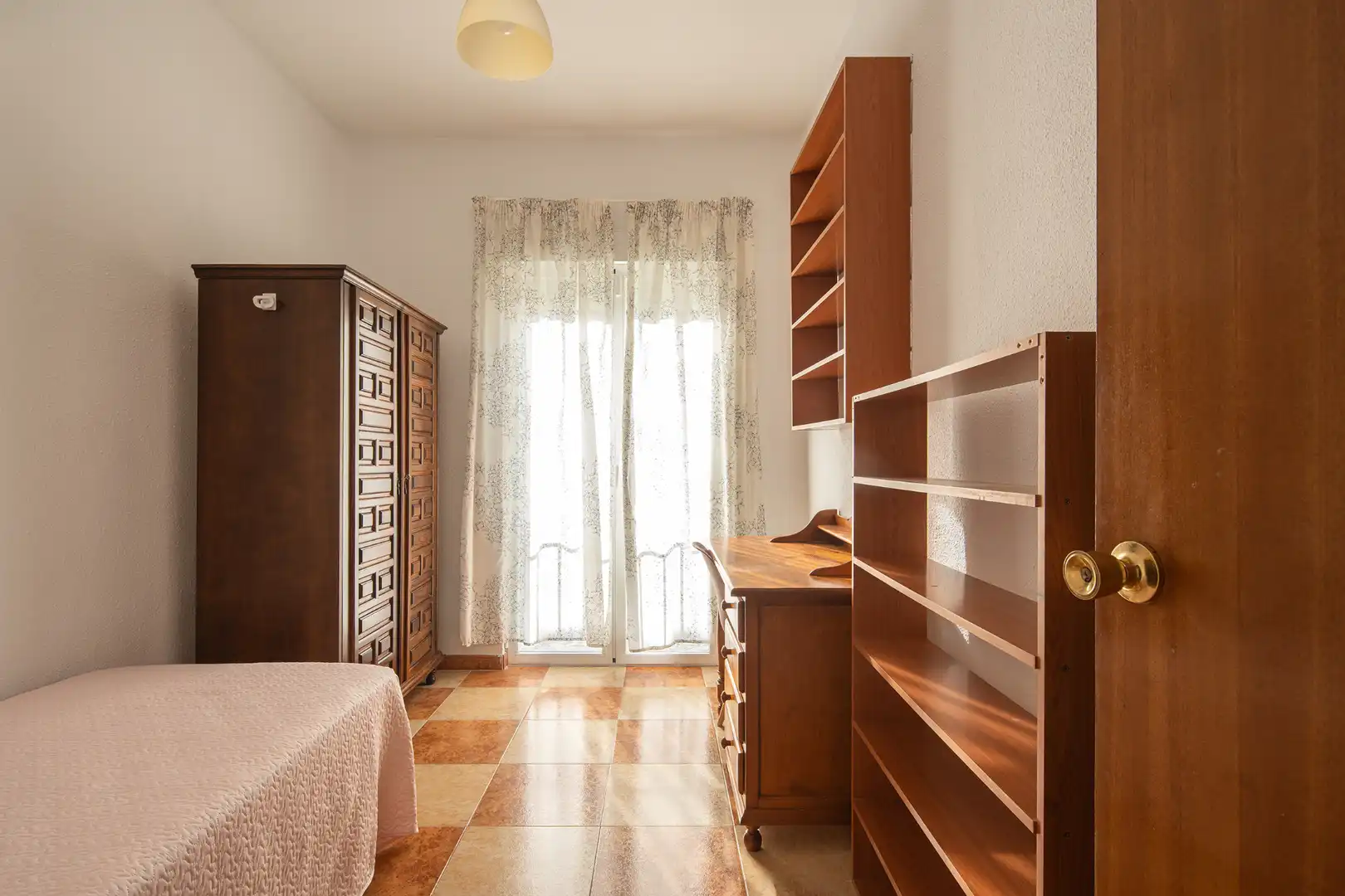 Schlafzimmer von Wohnung zum Verkauf in Granada mit Parkett, Möbliert und Ofen