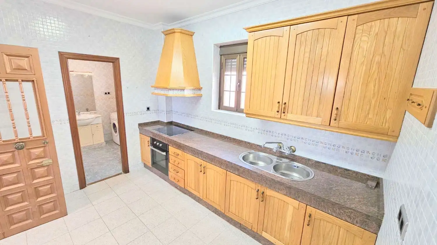 Cuina de Casa adosada en venda en Vélez-Málaga amb Terrassa, Traster i Moblat