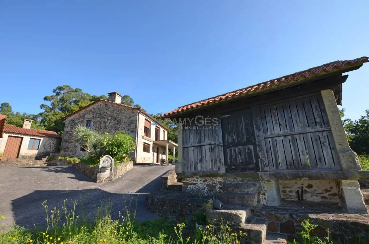 Vista exterior de Finca rústica en venta en O Rosal   con Calefacción, Jardín privado y Terraza
