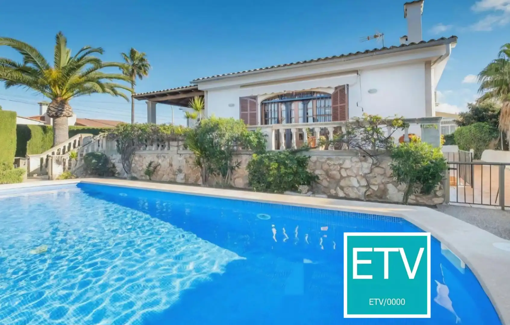 Detached house with pool for sale in Carrer de Saturn