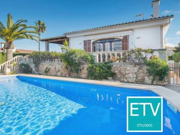 Detached house with pool for sale in Carrer de Saturn
