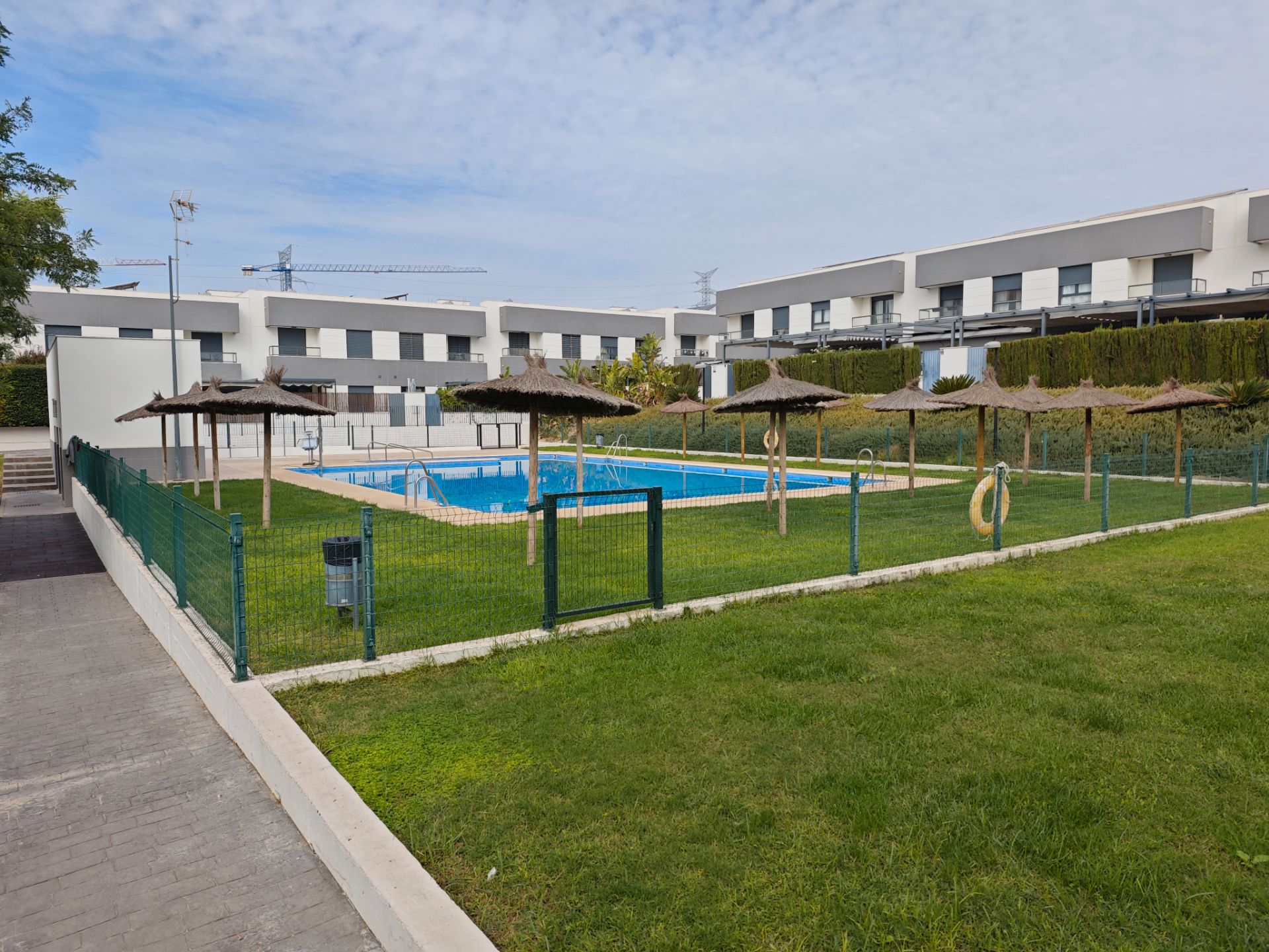 Piscina de Casa adosada de lloguer en Dos Hermanas amb Aire condicionat, Forn i Rentadora